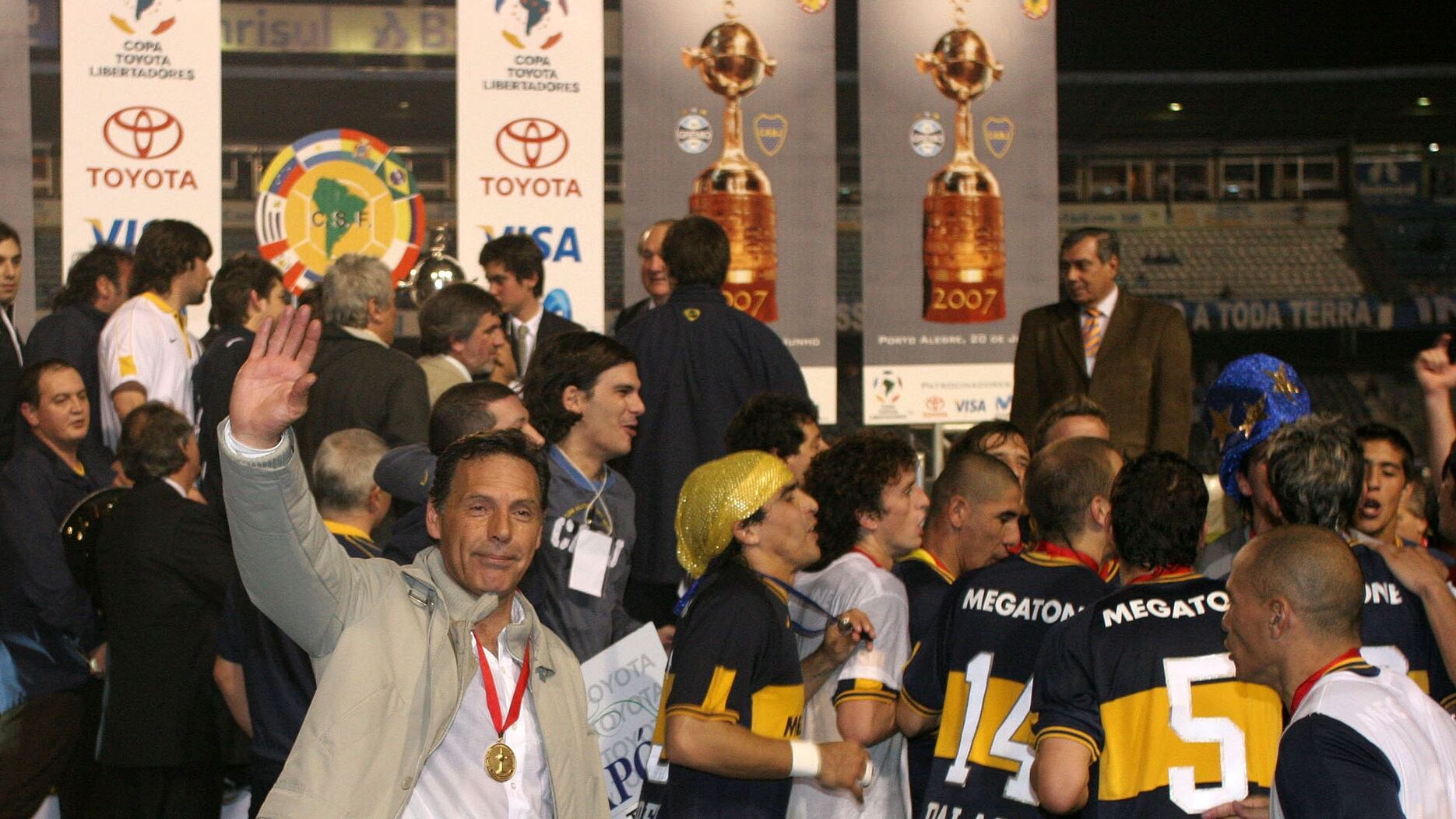Miguel Russo, sonriente, con la medalla de campeón de la Libertadores y sus dirigidos festejando a su lado (FotoBaires)
