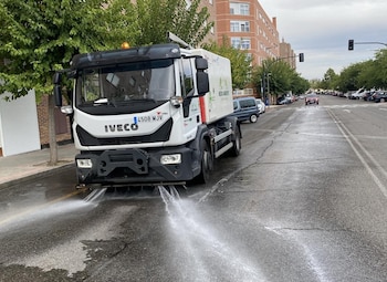 Uno de los vehículos de la UTE del servicio de limpieza de Coslada