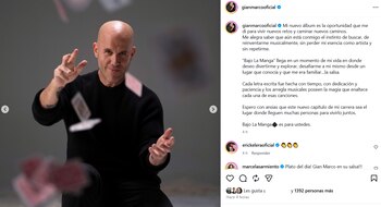 Gian Marco viste un suéter negro rodeado de cartas de póquer en el aire junto al texto de su publicación en Instagram