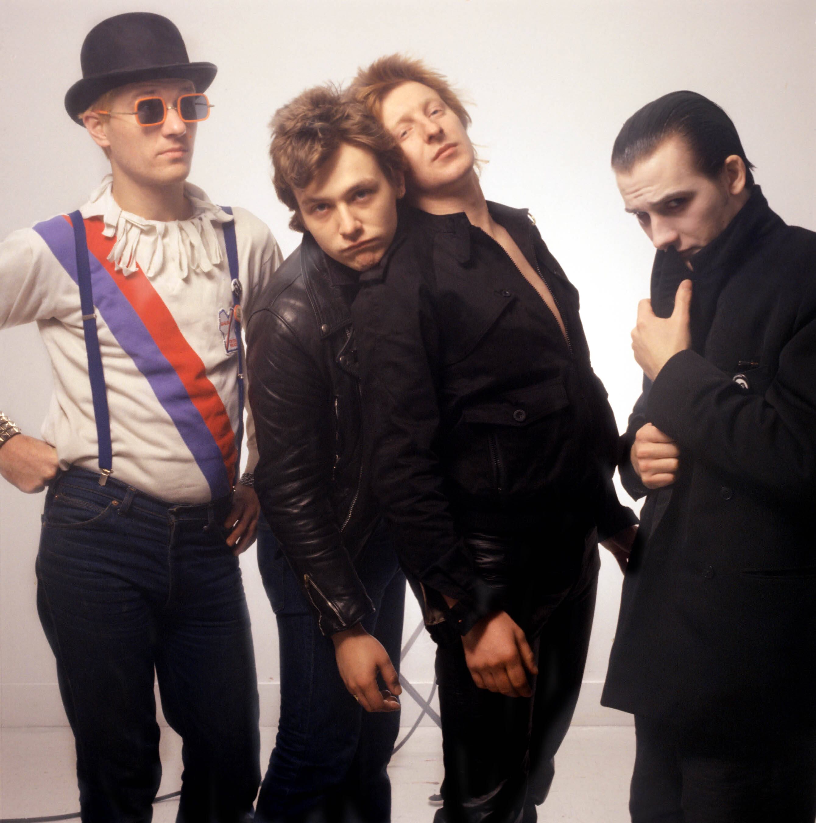 La autenticidad y la capacidad de reinvención musical diferencian a The Damned, quienes fusionan punk, pop psicodélico y rock gótico en su extensa discografía (Avalon.red)