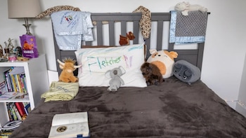 Dormitorio infantil con peluches y objetos personalizados en Minneapolis