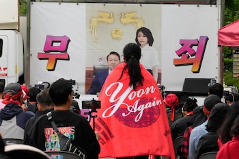 Una imagen del expresidente surcoreano Yoon Suk Yeol y su esposa Kim Keon Hee se ve durante una marcha de partidarios ante el Alto Tribunal de Seúl, en Seúl, Corea del Sur, el martes 28 de abril de 2026. Las letras dicen "no culpables". (AP Foto/Ahn Young-joon)