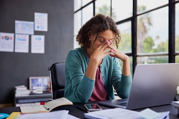 El síndrome de burnout es una consecuencia del estrés crónico que afecta la salud y el desempeño laboral. Foto: (iStock)