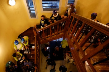Varios ciclistas en el interior del hotel ubicado a 15 kilómetros de meta donde los ciclistas se han refugiado debido a una fuerte granizada (EFE/ Javier Lizón)