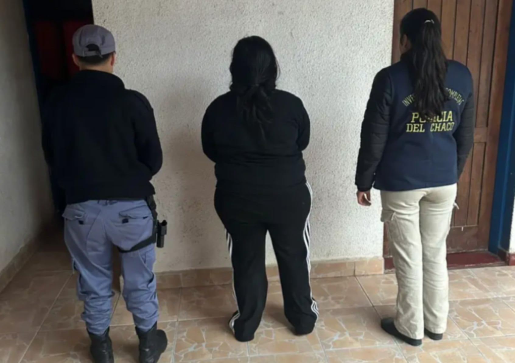 La imagen muestra a una joven detenida por efectivos de la Policía del Chaco, en el marco de una investigación por estafa a jubilados (Diario Chaco)