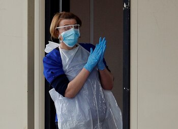 Personal médico en una la