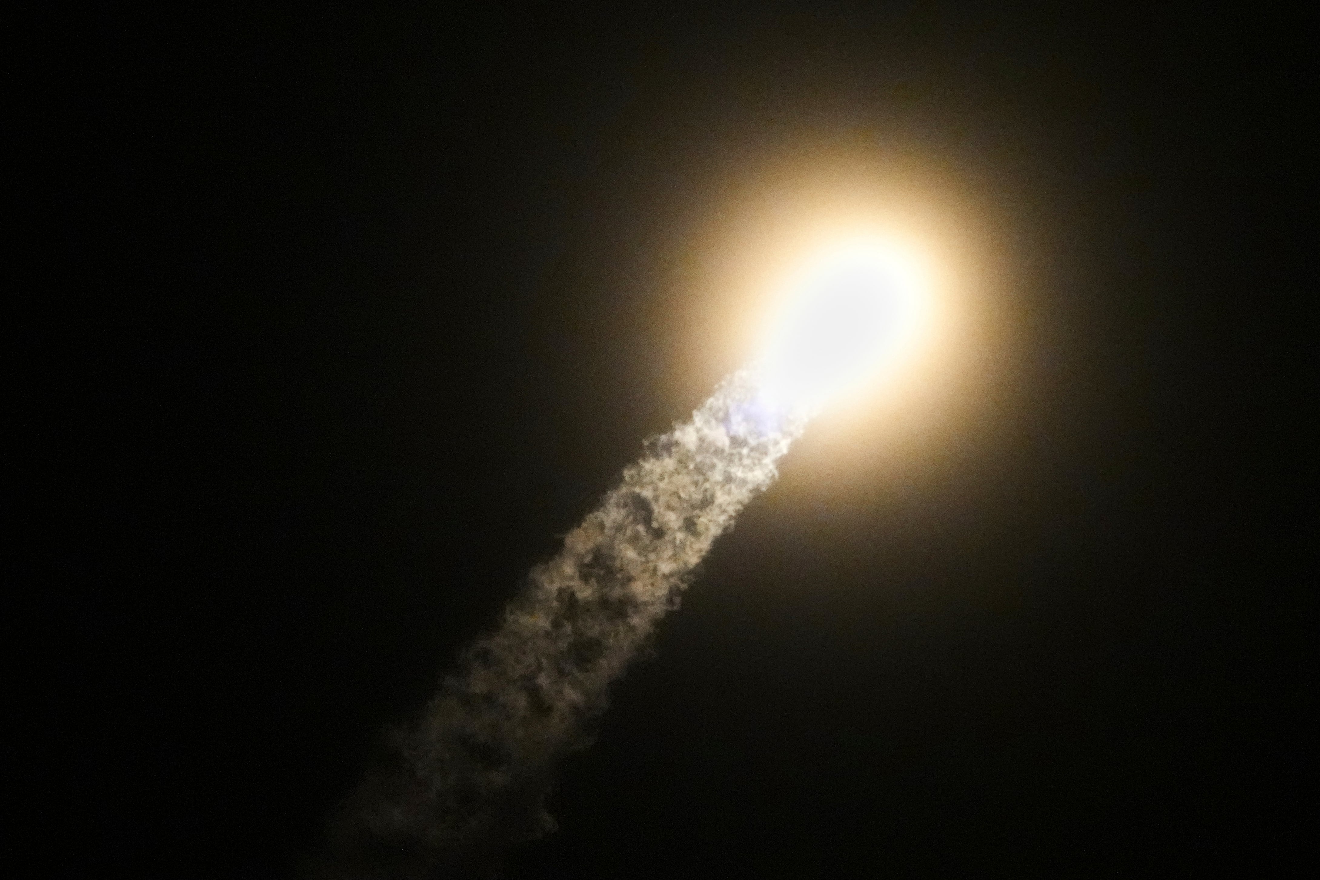 El proyecto Qianfan busca desplegar miles de unidades en órbita para competir con la constelación Starlink de SpaceX. (AP Foto/John Raoux)