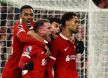El festejo en el segundo gol del Liverpool convertido por Cody Gakpo, que aparece junto a Luis Diaz, Alexis Mac Allister y Ryan Gravenberch (REUTERS/Molly Darlington)