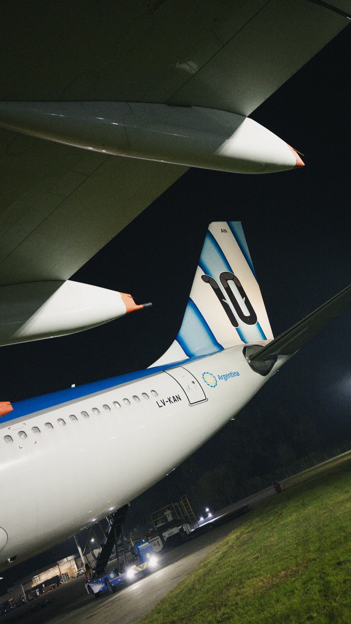 La cola del avión con la 10 de Messi