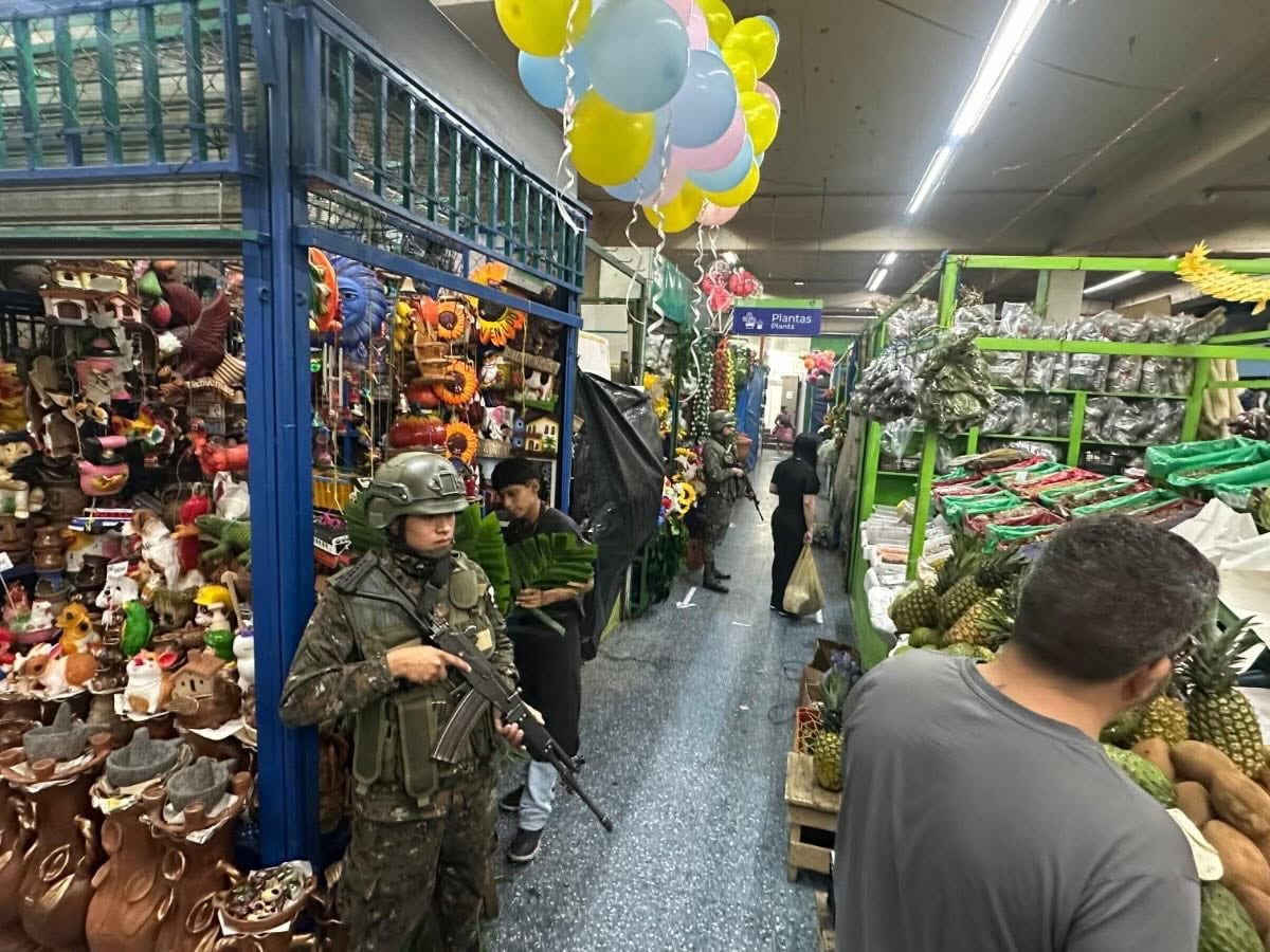 El Ejército de Guatemala y la PNC iniciaron el operativo conjunto Mercado Seguro en Guatemala, Sacatepéquez y Chimaltenango. (Cortesía: Ejército de Guatemala)
