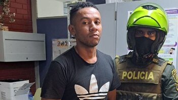 Apuñaló a su exesposa en