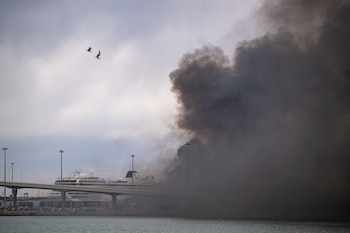 Humareda provocada por un incendio en el Puerto en Barcelona (Lorena Sopêna / Europa Press)