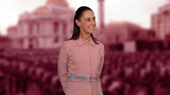 Retrato de una mujer de tez clara y cabello oscuro peinado hacia atrás, vestida con una blusa rosa y cinturón bordado, sonriendo ante un fondo guinda y blanco.