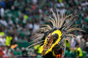 La vestimenta espectacular de los artistas (AP Foto/Natacha Pisarenko)