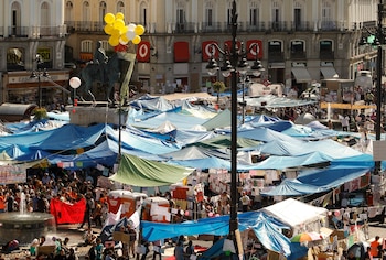 Vista parcial de las carpas levantadas por los acampados en la madrileña Puerta del Sol en 2011, en donde miles de personas empezaron a concentrarse en protesta contra los políticos y la crisis en España, EFE/J.C.Hidalgo/Archivo