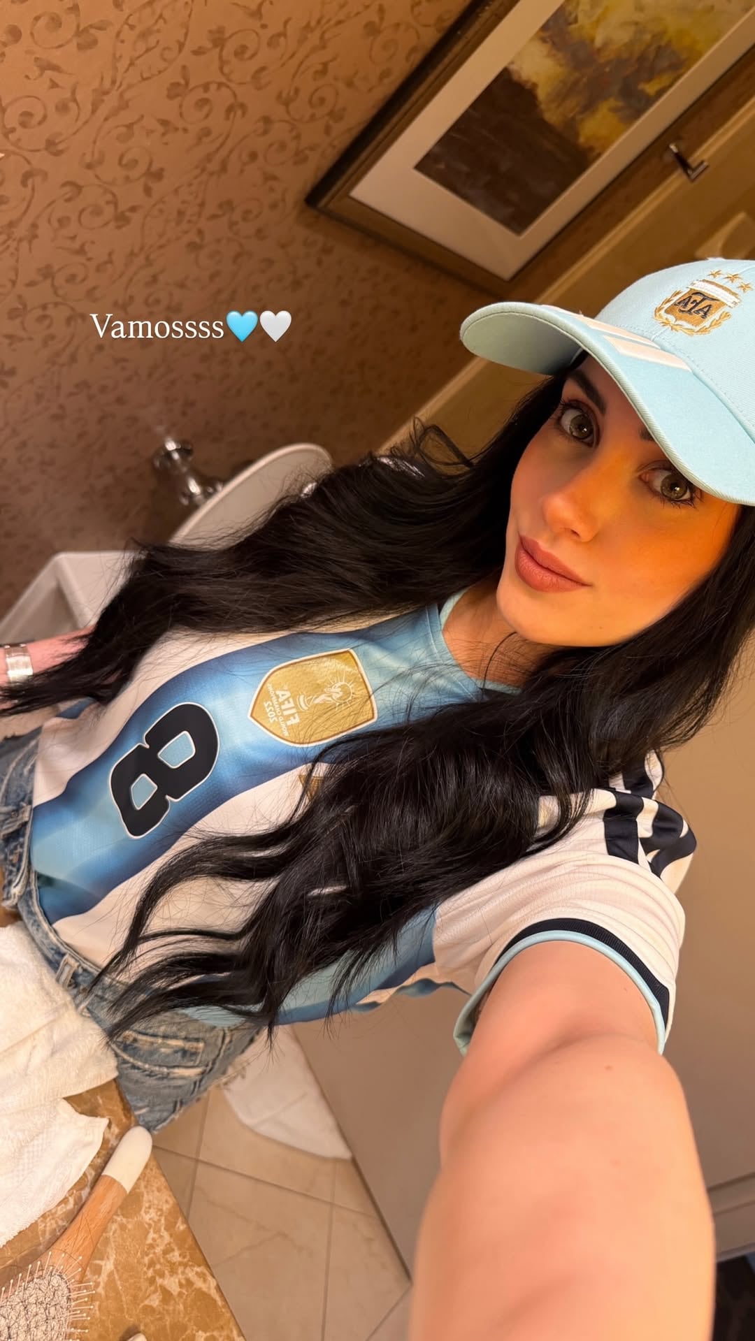Yaz Jaureguy expresa su respaldo a la selección argentina de fútbol al lucir la camiseta albiceleste con el dorsal 8 y una gorra de la AFA.