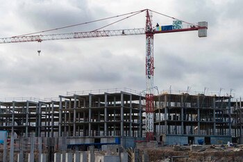 Activistas canarios sobre las grúas