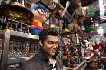 Elvis Presley, como Frank Sinatra.