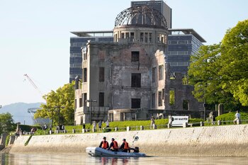 ARCHIVO - Agentes de policía patrullan el río el 17 de mayo de 2023 cerca de la afamada Cúpula de la Bomba Atómica, parte de las medidas de seguridad antes de la cumbre del Grupo de los Siete, que se llevará a cabo en Hiroshima, Japón. (AP Foto/Eugene Hoshiko, archivo)