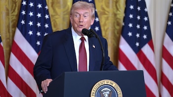 Trump revoca una ley que