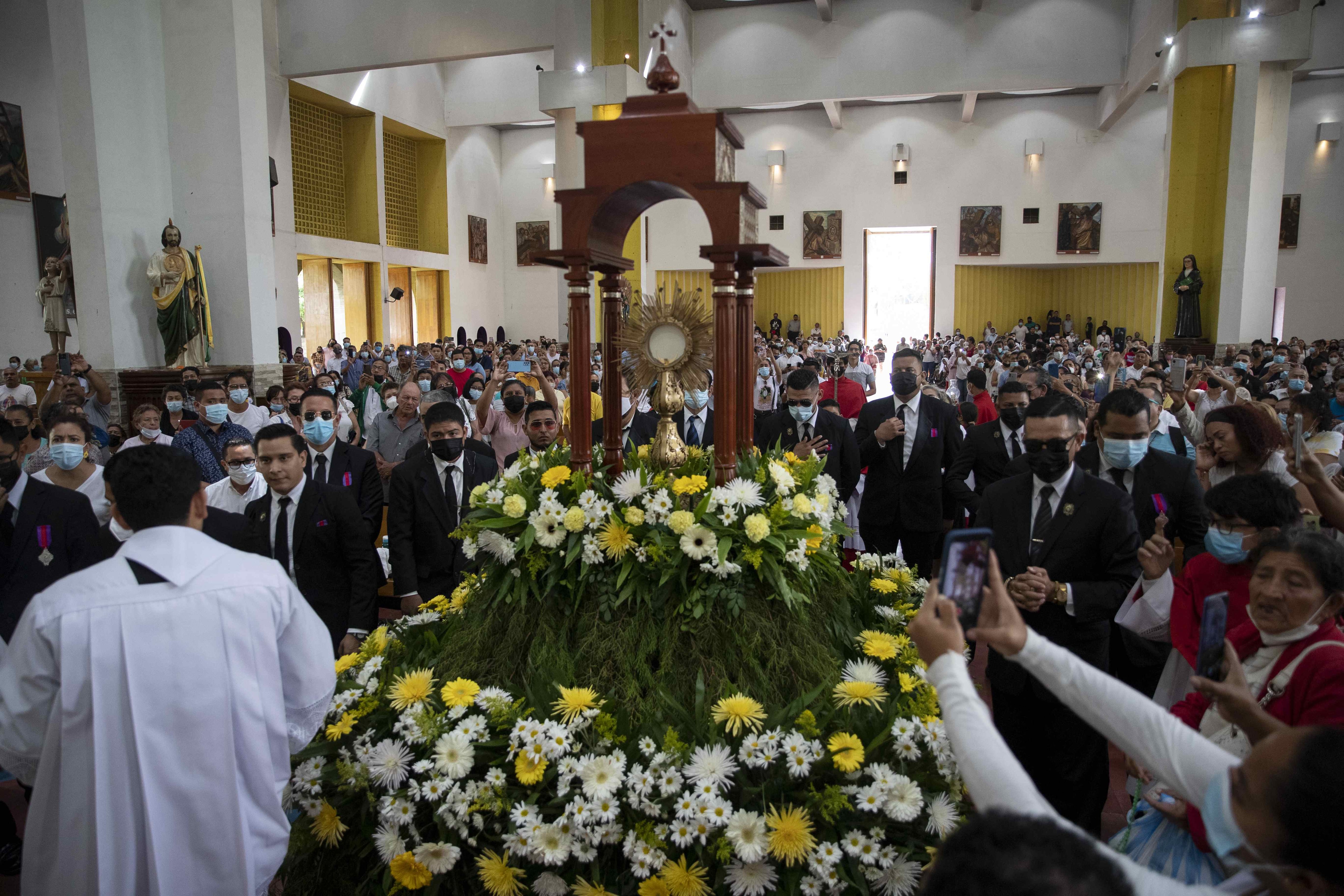 Fotografía de archivo en donde nicaraguenses celebran una eucaristía en la catedral de Managua (Nicaragua)
EFE/ Jorge Torres