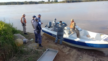 Encontraron muerto a un joven en el río Paraná: estaba enganchado a una canoa