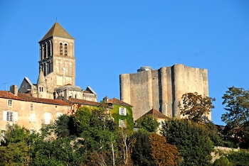 Chauvigny se alza sobre el valle del Vienne y conserva un casco histórico marcado por siglos de disputas, poder e influencia de los obispos de Poitiers.(Wikimedia/Jochen Jahnke)