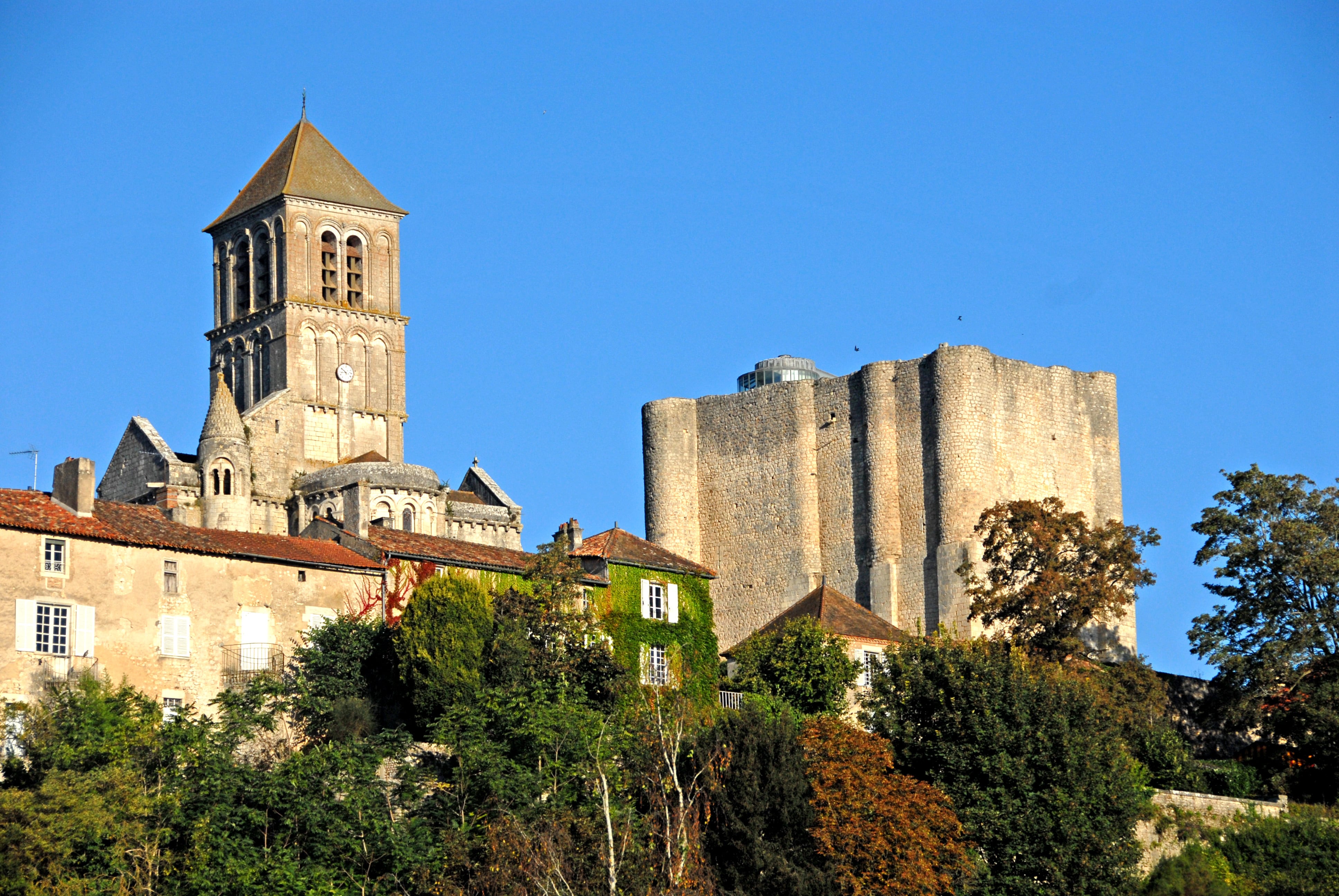 Chauvigny se alza sobre el valle del Vienne y conserva un casco histórico marcado por siglos de disputas, poder e influencia de los obispos de Poitiers.(Wikimedia/Jochen Jahnke)
