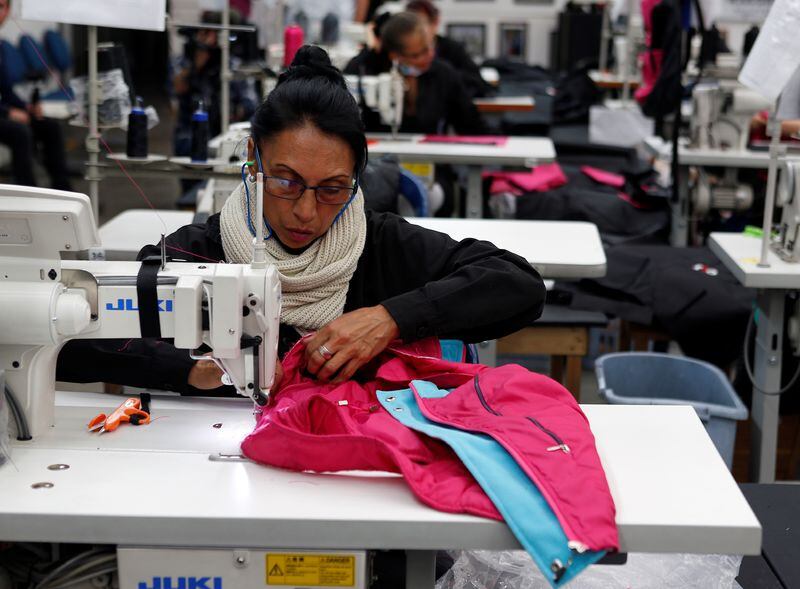 La informalidad laboral afecta a todo tipo de empresas - crédito Jaime Saldarriaga/Reuters