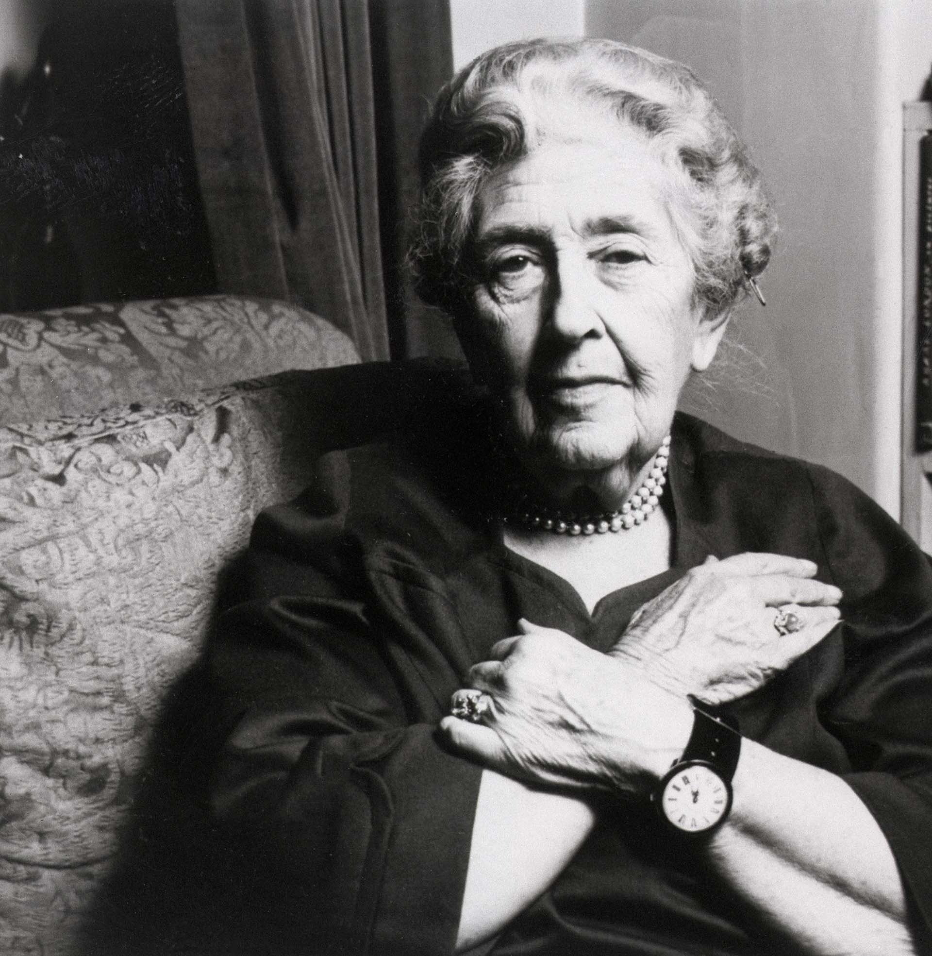 La autora británica Agatha Christie fue encontrada en un balneario bajo identidad falsa tras una extensa búsqueda policial y mediática (Bettmann Archive)