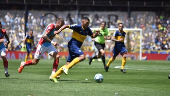 Ábila lleva el balón en