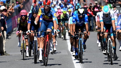 Giro de Italia etapa 5 - EN VIVO HOY: Fernando Gaviria bien ubicado en el pelotón de cara al esprint final