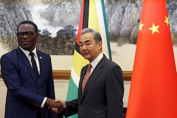 El canciller de China, Wang Yi, saluda a su homólogo de Guyana, Hugh Hilton Todd, antes de una reunión bilateral en Beijing (REUTERS)
