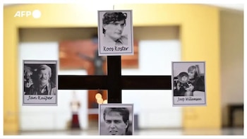 Cruz con fotografías de los periodistas neerlandeses Koos Koster, Jan Kuiper, Hans ter Laag y Joop Willemsen, asesinados en Santa Rita, Chalatenango, El Salvador, el 17 de marzo de 1982: AFP