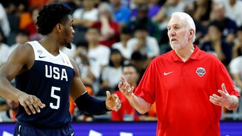 Gregg Popovich habla con Donovan
