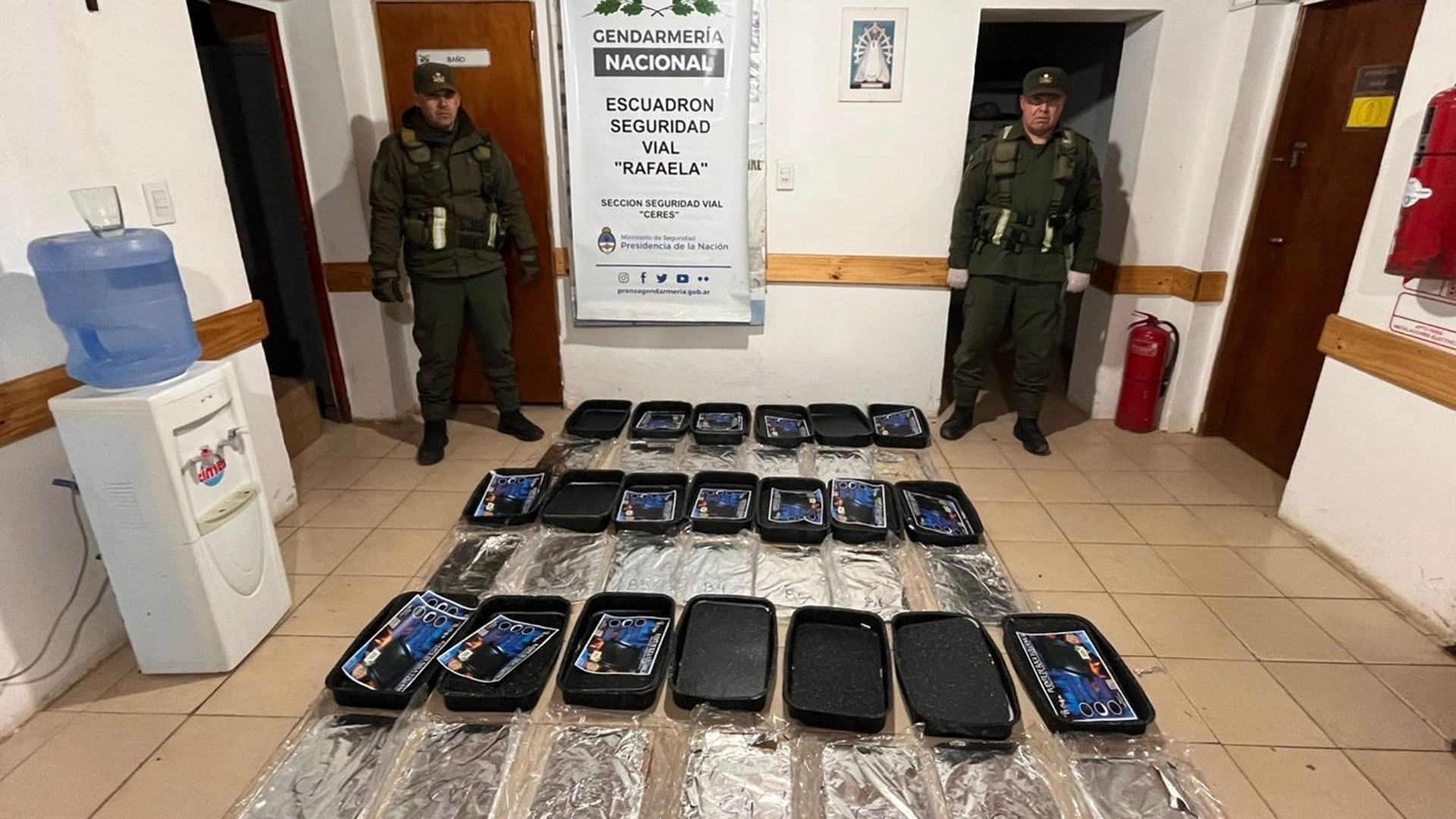 La pasta base estaba oculta en 20 asaderas negras