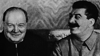 Churchill y Stalin, sonrientes, durante