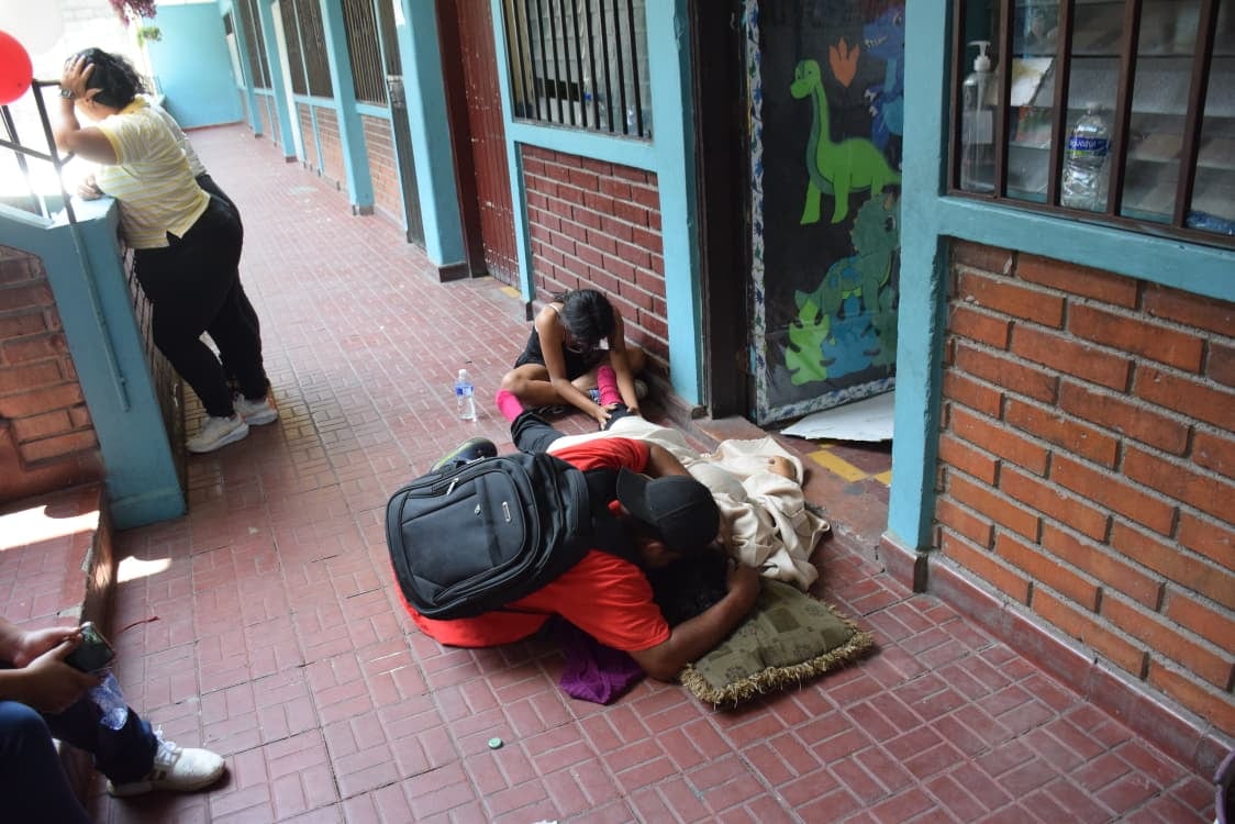 Docentes, estudiantes y padres de familia vivieron momentos de angustia tras el repentino fallecimiento de una madre. (Foto: Cortesía)