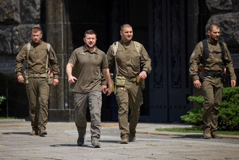 El presidente de Ucrania, Volodymyr Zelenskiy, llega a una reunión con el primer ministro de Irlanda (Taoiseach), Micheal Martin, mientras continúa el ataque de Rusia a Ucrania, en Kiev, Ucrania, el 6 de julio de 2022. Servicio de Prensa de la Presidencia de Ucrania/Handout via REUTERS