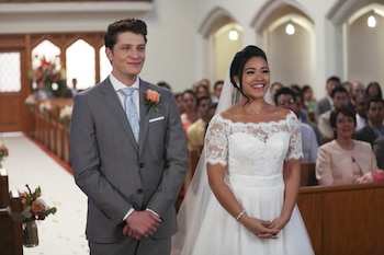 Gina Rodriguez y Brett Dier expresaron su apoyo a Justin Baldoni en Instagram después de su primera declaración pública - © 2016 The CW Network, LLC. All Rights Reserved.