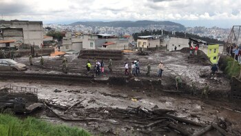 En la foto se observa el graderío que quedó donde antes había una cancha de voleibol. Allí había más de 50 personas cuando sucedió el aluvión. (Foto: Manuel Novik/ Plan V).