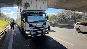 Un camión circulaba por la General Paz, chocó contra un puente y quedó atrapado: generó demoras en el tránsito