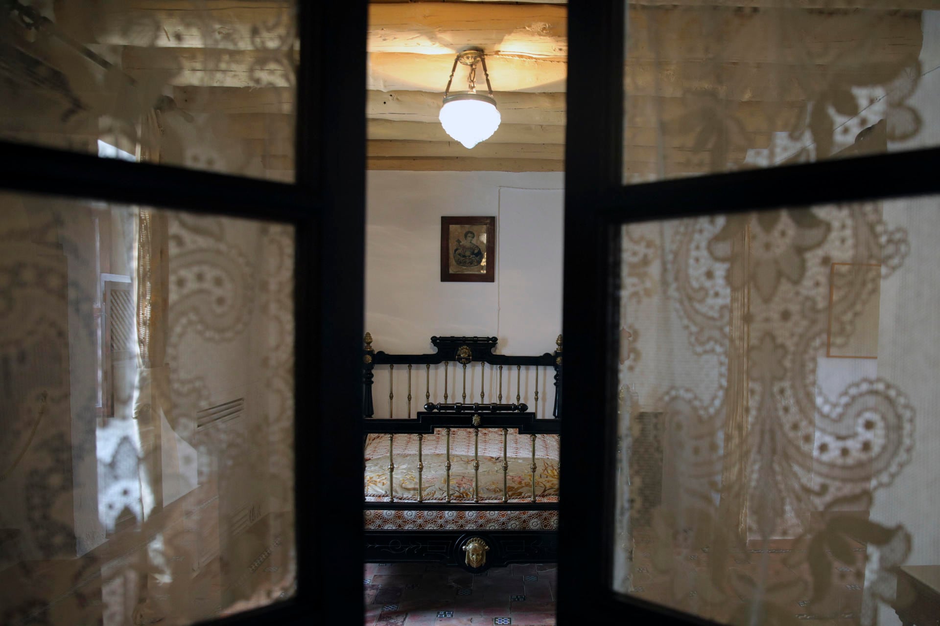 Dormitorio de la casa natal de Federico García Lorca en Fuente Vaqueros (Granada), que cumple 40 años desde su apertura al público como museo en los que no ha dejado de alentar la figura y el legado del poeta desde numerosos ámbitos de la cultura. EFE/Pepe Torres