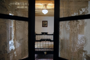 Dormitorio de la casa natal de Federico García Lorca en Fuente Vaqueros (Granada), que cumple 40 años desde su apertura al público como museo en los que no ha dejado de alentar la figura y el legado del poeta desde numerosos ámbitos de la cultura. EFE/Pepe Torres