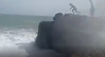 Emma se lanza al mar