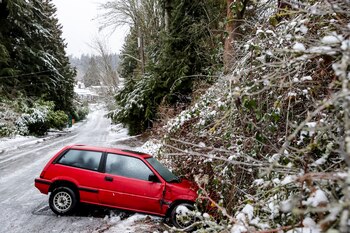 Un auto abandonado debido a