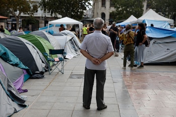 Vista de la acampada espontánea que comenzó ayer sábado por la tarde en València tras la manifestación por la vivienda y que ha pasado su primera noche con la aspiración de continuar de forma “indefinida”.