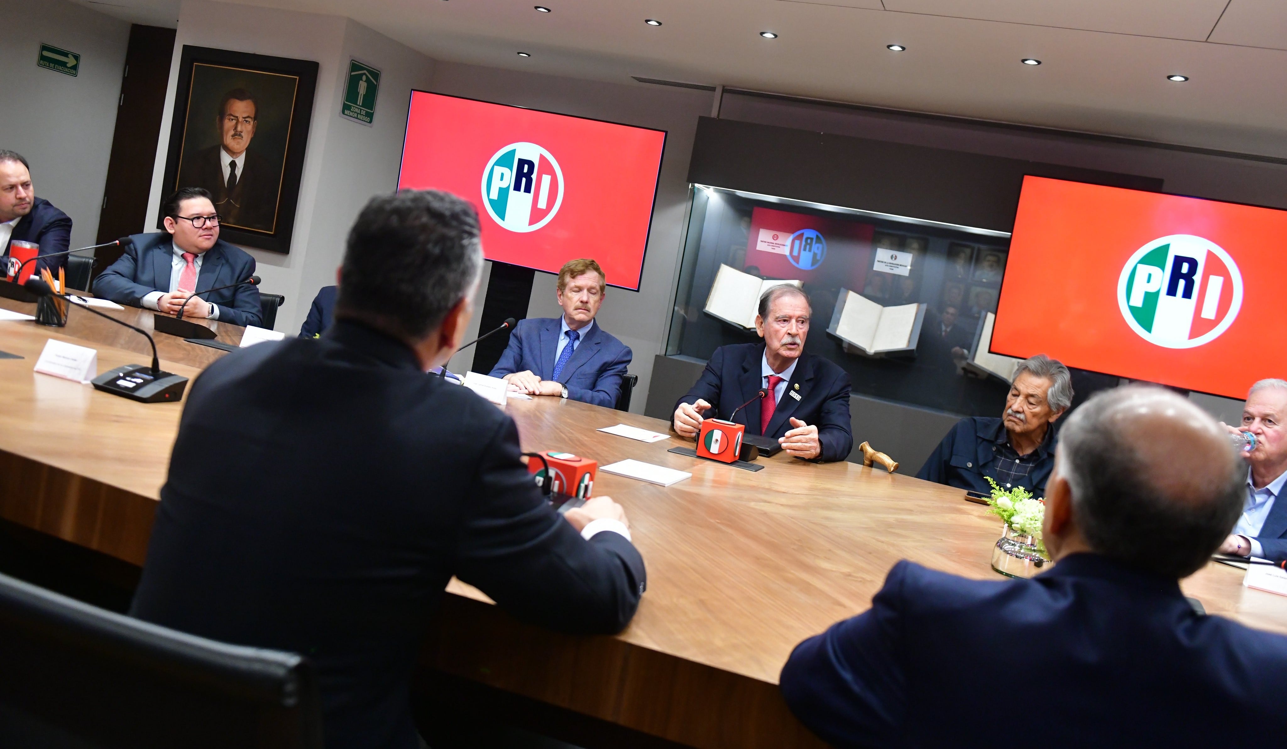 Pese a que en el 2000, Vicente Fox le arrebató la presidencia al PRI, 26 años después se reunió con el tricolor. (X/@alitomorenoc)
