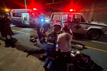 Un motociclista murió en un accidente de tránsito provocado por un conductor ebrio en el redondel Hato Nuevo del Periférico Gerardo Barrios, en San Miguel. (Foto cortesía Cruz Verde Salvadoreña)