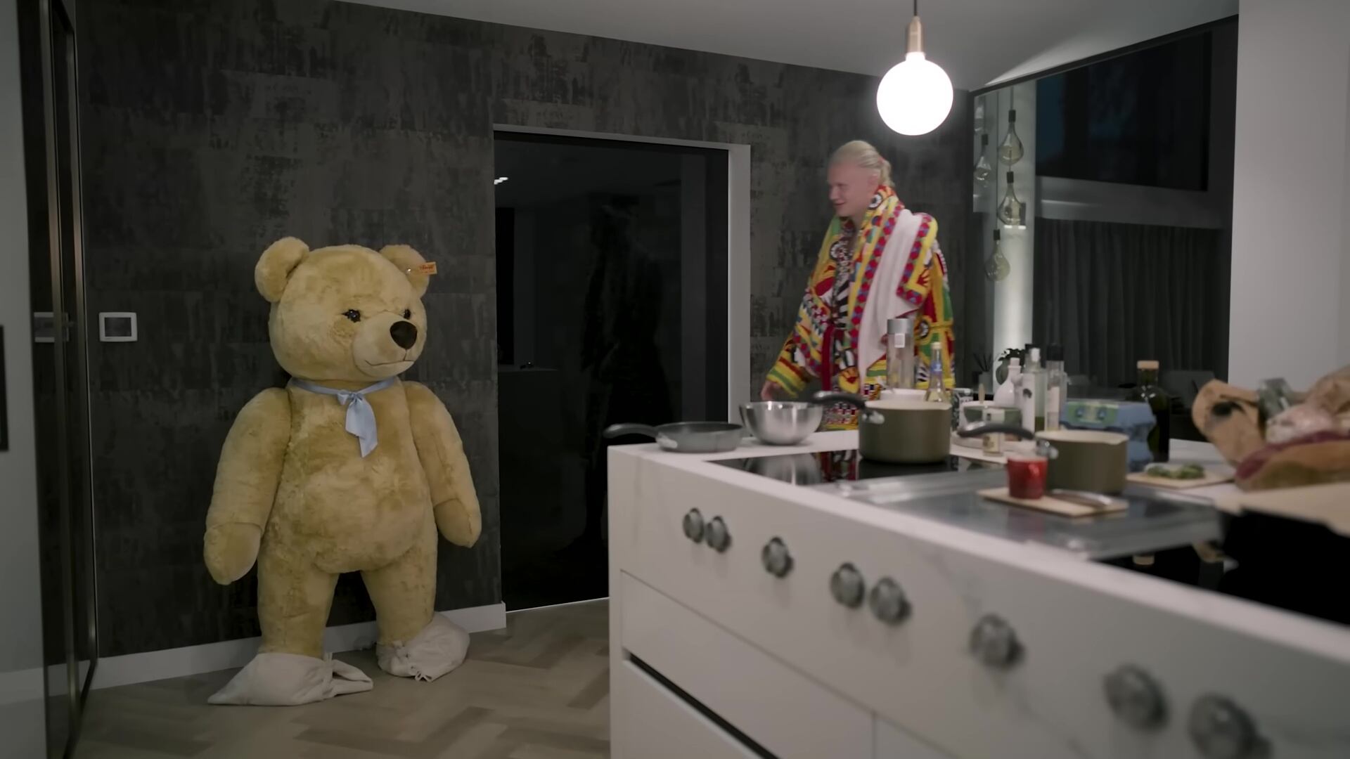 Haaland tiene un oso de peluche en la cocina